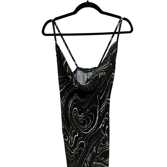 PRETTYLITTLETHING PLUS BLACK WHITE SWIRL PRINTED PLISSE COWL NECK MAXI DRESS - Picture 7 of 10